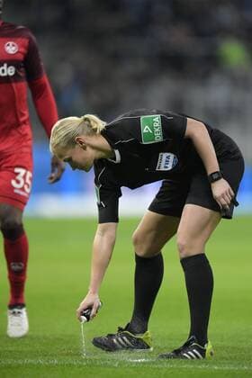 21.11.2016, Fussball 2.Bundesliga 2016 2017, 13.Spieltag, TSV 1860 München - 1.FC Kaiserslautern, in der Allianz-Arena München. Schiedsrichterin Bibiana Steinhaus sprüht das Freistoss-Spray auf den Rasen. 