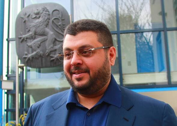 Bilder des Tages - SPORT Investor Hasan Ismaik verlässt die 1860-Geschäftsstelle. Fussball 2.BL 22.11.2016 TSV 1860 München Pressekonferenz mit dem Investor Hasan Ismaik und Präsident Peter Cassalette
