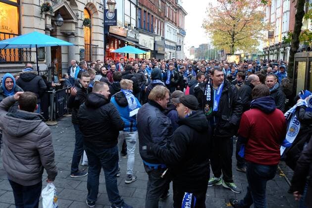 Fußball, CL, Leicester City - FC Brügge, vor Spielbeginn Club s supporters pictured in the center of Leicester city ahead of a game between British club Leicester City Football Club and Belgian first division soccer team Club Brugge KV, the fifth game of the Champions League group stage competition, in the group G, in Leicester, Great Britain, Tuesday 22 November 2016. BRUNOxFAHY  x04980588x