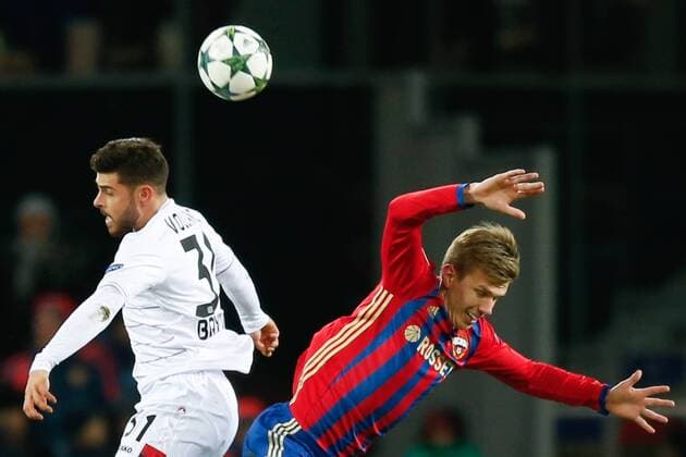 FuÃŸball, CL, ZSKA Moskau - Bayer Leverkusen MOSCOW, RUSSIA - NOVEMBER 22, 2016: Bayer 04 Leverkusen s Kevin Volland (L) and CSKA Moscow s Pontus Wernbloom in action in their 2016 17 UEFA Champions League Group E Round 5 football match at CSKA Stadium. Mikhail Japaridze TASS  TS038790