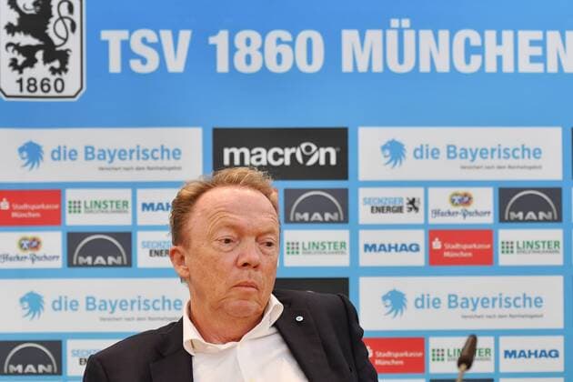 Peter CASSALETTE (Praesident 1860 Muenchen),Gestik, Einzelbild,angeschnittenes Einzelmotiv,Portraet,Portrait,Porträt, Fussball,2.Liga. Pressekonferenz TSV 1860 Muenchen am 22.11.2016.