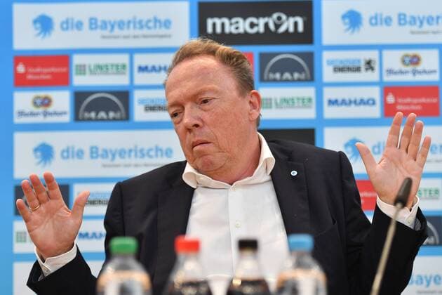 Peter CASSALETTE (Praesident 1860 Muenchen),Gestik, Einzelbild,angeschnittenes Einzelmotiv,Portraet,Portrait,Porträt, Fussball,2.Liga. Pressekonferenz TSV 1860 Muenchen am 22.11.2016.