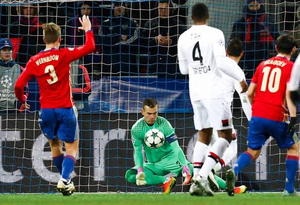 FuÃŸball, CL, ZSKA Moskau - Bayer Leverkusen MOSCOW, RUSSIA - NOVEMBER 22, 2016: CSKA Moscow s Pontus Wernbloom, goalkeeper Igor Akinfeev, Bayer 04 Leverkusen s Jonathan Tah, CSKA Moscow s Alan Dzagoev (L-R) in action in their 2016 17 UEFA Champions League Group E Round 5 football match at CSKA Stadium. Mikhail Japaridze TASS  TS0387BB