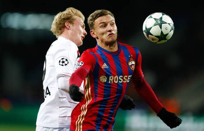 FuÃŸball, CL, ZSKA Moskau - Bayer Leverkusen MOSCOW, RUSSIA - NOVEMBER 22, 2016: Bayer 04 Leverkusen s Julian Brandt (L) and CSKA Moscow s Fedor Chalov in action in their 2016 17 UEFA Champions League Group E Round 5 football match at CSKA Stadium. Mikhail Japaridze TASS  TS0387BD