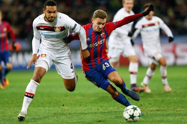 FuÃŸball, CL, ZSKA Moskau - Bayer Leverkusen MOSCOW, RUSSIA - NOVEMBER 22, 2016: Bayer 04 Leverkusen s Jonathan Tah (L) and CSKA Moscow s Fedor Chalov fight for the ball in their 2016 17 UEFA Champions League Group E Round 5 football match at CSKA Stadium. Mikhail Japaridze TASS  TS0387BF