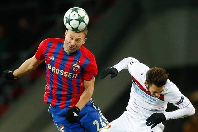 FuÃŸball, CL, ZSKA Moskau - Bayer Leverkusen MOSCOW, RUSSIA - NOVEMBER 22, 2016: CSKA Moscow s Vasily Berezutsky (L) and Bayer 04 Leverkusen s Hakan Calhanoglu in action in their 2016 17 UEFA Champions League Group E Round 5 football match at CSKA Stadium. Mikhail Japaridze TASS  TS0387C0