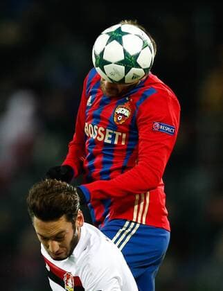 FuÃŸball, CL, ZSKA Moskau - Bayer Leverkusen MOSCOW, RUSSIA - NOVEMBER 22, 2016: Bayer 04 Leverkusen s Hakan Calhanoglu (L) in action in the 2016 17 UEFA Champions League Group E Round 5 football match against CSKA Moscow at CSKA Stadium. Mikhail Japaridze TASS  TS0387CD