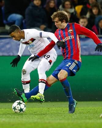 FuÃŸball, CL, ZSKA Moskau - Bayer Leverkusen MOSCOW, RUSSIA - NOVEMBER 22, 2016: Bayer 04 Leverkusen s Benjamin Henrichs (L) and CSKA Moscow s Mario Fernandes fight for the ball in their 2016 17 UEFA Champions League Group E Round 5 football match at CSKA Stadium. Mikhail Japaridze TASS  TS0387CF