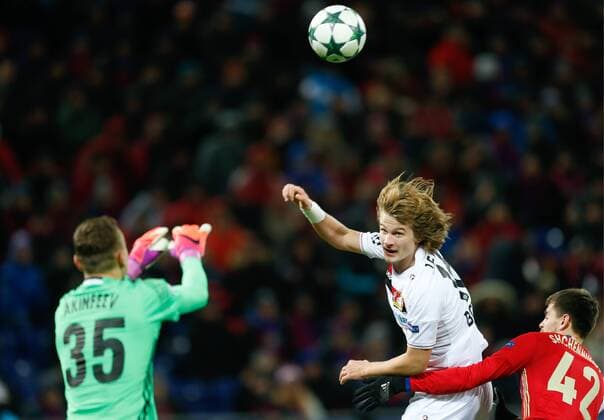 FuÃŸball, CL, ZSKA Moskau - Bayer Leverkusen MOSCOW, RUSSIA - NOVEMBER 22, 2016: CSKA Moscow s goalkeeper Igor Akinfeev (L), Georgy Shchennikov, and Bayer 04 Leverkusen s Tin Jedvaj in action in their 2016 17 UEFA Champions League Group E Round 5 football match at CSKA Stadium. Mikhail Japaridze TASS  TS0387D8