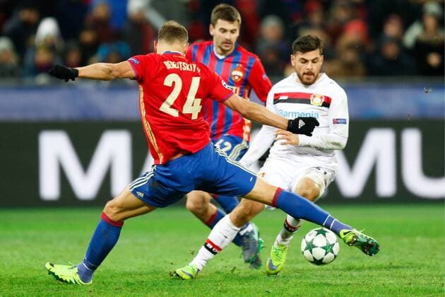 FuÃŸball, CL, ZSKA Moskau - Bayer Leverkusen MOSCOW, RUSSIA - NOVEMBER 22, 2016: CSKA Moscow s Vasily Berezutsky, Georgy Shchennikov, and Bayer 04 Leverkusen s Kevin Volland (L-R) fight for the ball in their 2016 17 UEFA Champions League Group E Round 5 football match at CSKA Stadium. The game ended in a 1-1 draw. Mikhail Japaridze TASS  TS0387E2