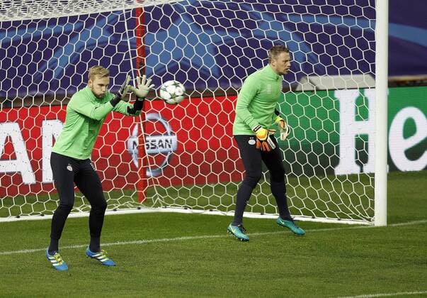 Fußball, CL, PSV Eindhoven Training PSV Eindhoven s goalkeepers Hidde Jurjus (L) and Remko Pasveer (R) during the training of the team held at Vicente Calderon stadium in Madrid, Spain on 22 November 2016. Atletico Madrid will face PSV Eindhoven in a UEFA Champions League Group D soccer match on 23 November. Training session of PSV Eindhoven !ACHTUNG: NUR REDAKTIONELLE NUTZUNG!  LKJ01 20161122-636154429540774002