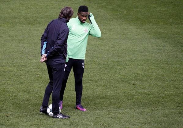 Fußball, CL, PSV Eindhoven Training PSV Eindhoven s head coach Phillip Cocu (L) chats with striker Florian Jozefzoon (R) during the training of the team held at Vicente Calderon stadium in Madrid, Spain on 22 November 2016. Atletico Madrid will face PSV Eindhoven in a UEFA Champions League Group D soccer match on 23 November. Training session of PSV Eindhoven !ACHTUNG: NUR REDAKTIONELLE NUTZUNG!  LKJ01 20161122-636154435626685014