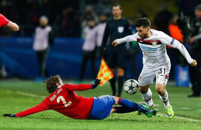 FuÃŸball, CL, ZSKA Moskau - Bayer Leverkusen MOSCOW, RUSSIA - NOVEMBER 22, 2016: CSKA Moscow s Mario Fernandes (L) and Bayer 04 Leverkusen s Kevin Volland fight for the ball in their 2016 17 UEFA Champions League Group E Round 5 football match at CSKA Stadium. The game ended in a 1-1 draw. Mikhail Japaridze TASS  TS0387E7