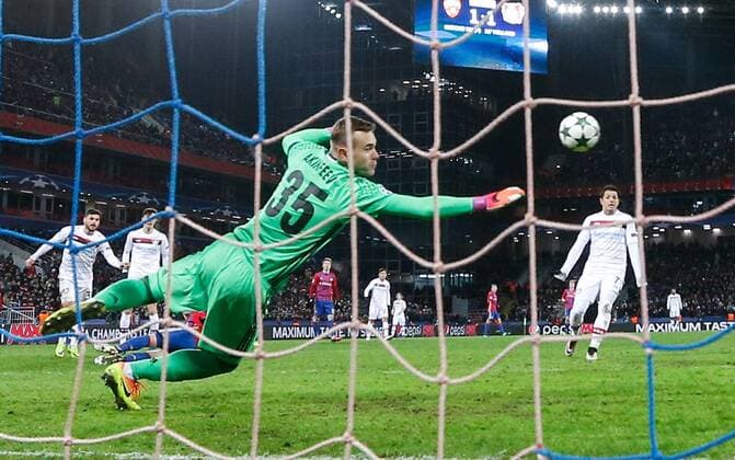 FuÃŸball, CL, ZSKA Moskau - Bayer Leverkusen MOSCOW, RUSSIA - NOVEMBER 22, 2016: CSKA Moscow s goalkeeper Igor Akinfeev (front) concedes a goal in the 2016 17 UEFA Champions League Group E Round 5 football match against Bayer 04 Leverkusen at CSKA Stadium. The game ended in a 1-1 draw. Mikhail Japaridze TASS  TS0387EA