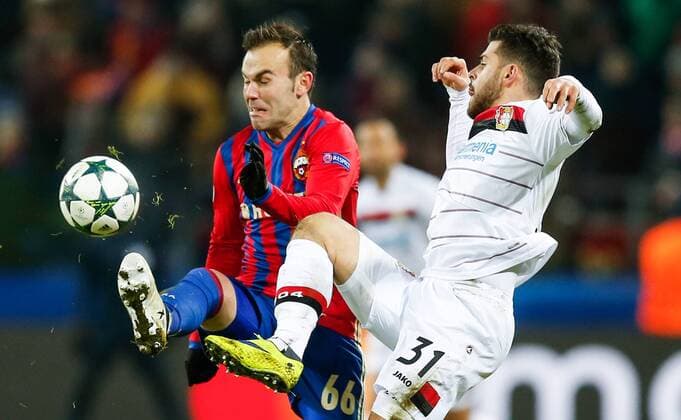 FuÃŸball, CL, ZSKA Moskau - Bayer Leverkusen MOSCOW, RUSSIA - NOVEMBER 22, 2016: CSKA Moscow s Bibars Natcho (L) and Bayer 04 Leverkusen s Kevin Volland fight for the ball in their 2016 17 UEFA Champions League Group E Round 5 football match at CSKA Stadium. The game ended in a 1-1 draw. Mikhail Japaridze TASS  TS0387EB
