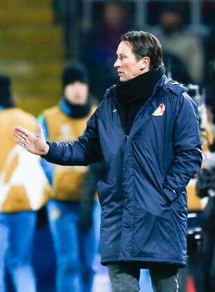FuÃŸball, CL, ZSKA Moskau - Bayer Leverkusen MOSCOW, RUSSIA - NOVEMBER 22, 2016: Bayer 04 Leverkusen s head coach Roger Schmidt seen during the 2016 17 UEFA Champions League Group E Round 5 football match between CSKA Moscow and Bayer 04 Leverkusen at CSKA Stadium. The game ended in a 1-1 draw. Mikhail Japaridze TASS  TS0387EC
