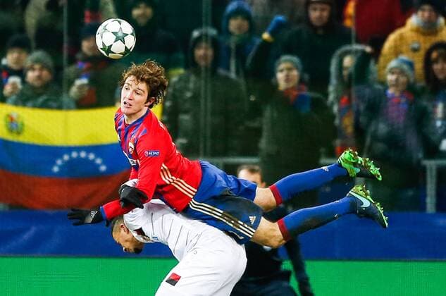 FuÃŸball, CL, ZSKA Moskau - Bayer Leverkusen MOSCOW, RUSSIA - NOVEMBER 22, 2016: CSKA Moscow s Mario Fernandes heads the ball in the 2016 17 UEFA Champions League Group E Round 5 football match against Bayer 04 Leverkusen at CSKA Stadium. The game ended in a 1-1 draw. Mikhail Japaridze TASS  TS0387ED