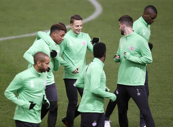 Fußball, CL, PSV Eindhoven Training PSV Eindhoven s French defender Nicolas Isimat-Mirin (R), Uruguayan striker Gaston Pereiro (2R) and Colombian defender Santiago Arias (C) during the training of the team held at Vicente Calderon stadium in Madrid, Spain on 22 November 2016. Atletico Madrid will face PSV Eindhoven in a UEFA Champions League Group D soccer match on 23 November. Training session of PSV Eindhoven !ACHTUNG: NUR REDAKTIONELLE NUTZUNG!  LKJ01 20161122-636154442036186411