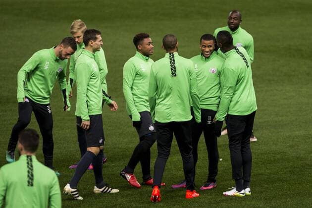 Fußball, CL, PSV Eindhoven Training PSV Eindhoven s Bart Ramselaar ,Luciano Narsingh during the official training of PSV Eindhoven before the Champions League match between Atletico de Madrid and PSV Eindhoven at Vicente Calderon Stadium in Madrid , Spain. November 22, 2016.  (20161122003)