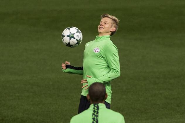 Fußball, CL, PSV Eindhoven Training PSV Eindhoven s Bart Ramselaar during the official training of PSV Eindhoven before the Champions League match between Atletico de Madrid and PSV Eindhoven at Vicente Calderon Stadium in Madrid , Spain. November 22, 2016.  (20161122004)