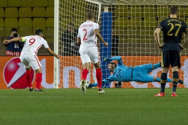 Fußball, CL, AS Monaco - Tottenham Hotspur Football - 2016 2017 UEFA Champions League - Group E: Tottenham Hotspur vs. AS Monaco Hugo Lloris of Tottenham Hotspurs saves a penalty from Radamel Falcao of Monacoat the Stade Louis II in Monaco colorsport winston bynorth 