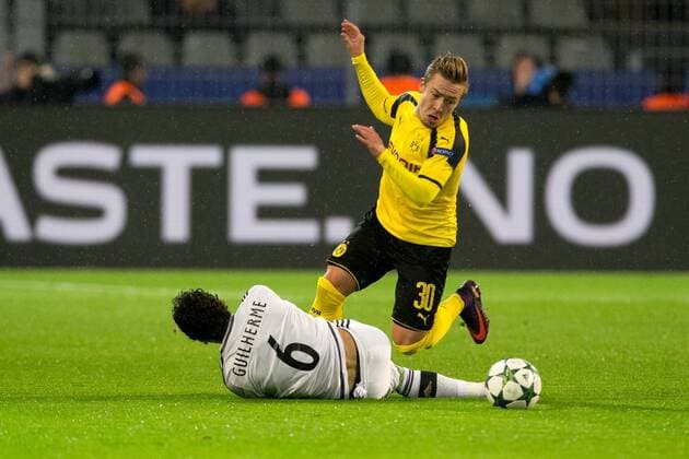 Fußball, CL, Borussia Dortmund - Legia Warschau CL 2016 17 Borussia vs Legia Champions League group stage Borussia Dortmund vs. Legia Warszawa on November 22, 2016 in Dortmund, Germany In the picture: Felix Passlack, Guilherme  EN_01235625_0004