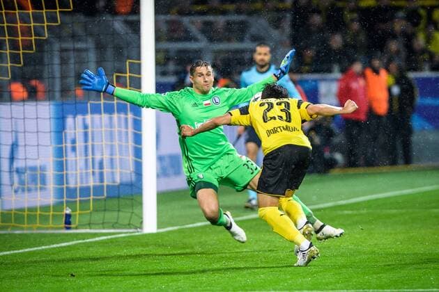 Shinji Kagawa (Borussia Dortmund 23) mit dem Tor zum Ausgleich, 1:1 fgegen Torwart Radoslaw Cierzniak (Legia Warschau 33) beim Champions League Spiel zwischen Borussia Dortmund und Legia Warschau am 22.11.2016 Dortmund Copyright: xSchuelerx xEibnerx-xPressefotox EP_JSE