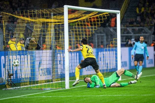 Shinji Kagawa (Borussia Dortmund 23) mit dem Tor zum Ausgleich, 1:1 fgegen Torwart Radoslaw Cierzniak (Legia Warschau 33) beim Champions League Spiel zwischen Borussia Dortmund und Legia Warschau am 22.11.2016 Dortmund Copyright: xSchuelerx xEibnerx-xPressefotox EP_JSE
