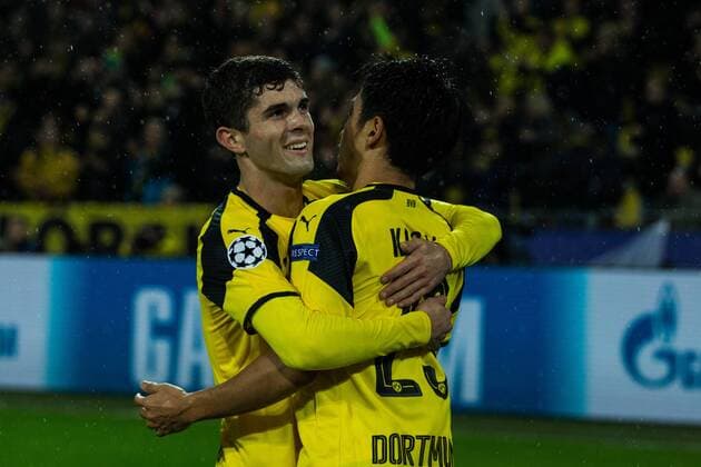 GER, Champions League, Borussia Dortmund vs Legia Warschau 22.11.2016, Signal Iduna Park, Dortmund, GER, Champions League, Borussia Dortmund vs Legia Warschau, im Bild picture shows: Jubel von Christian Pulisic (BVB 22) mit dem Torschützen zum 1:0 Shinji Kagawa (BVB 23), nordphotox xRauch