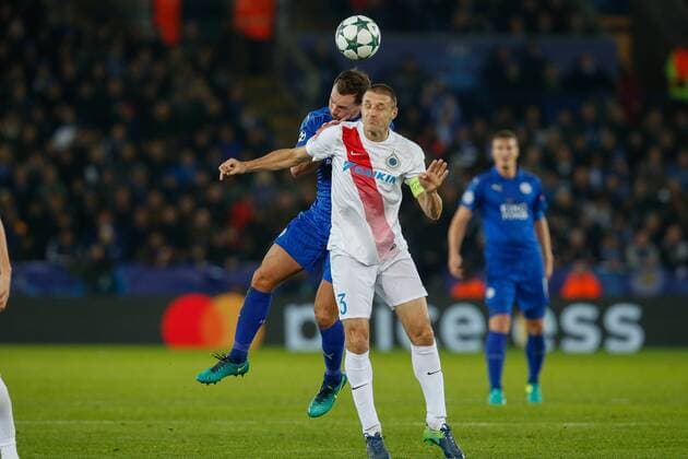 Fußball, CL, Leicester City - FC Brügge Leicester s Danny Drinkwater and Club s Timmy Simons fight for the ball during a game between British club Leicester City Football Club and Belgian first division soccer team Club Brugge KV, the fifth game of the Champions League group stage competition, in the group G, in Leicester, Great Britain, Tuesday 22 November 2016. BRUNOxFAHY  x04980698x