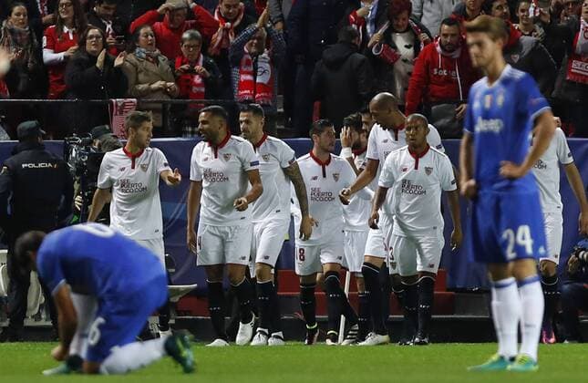 Fußball, CL, FC Sevilla - Juventus Turin Sevilla s players celebrate Nico Pareja s goal against Juventus during their UEFA Champions League 5th round match at Ramon Sanchez Pizjuan stadium in Seville, Andalusia, Spain, 22 November 2016. SEVILLA VS. JUVENTUS !ACHTUNG: NUR REDAKTIONELLE NUTZUNG!  SEV001 20161122-636154467775914573