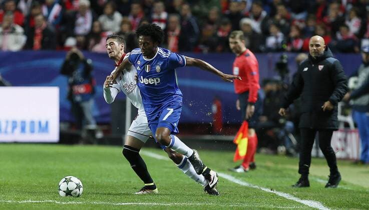 Fußball, CL, FC Sevilla - Juventus Turin Sevilla s midfielder Sergio Escudero (L) fights for the ball with Juventus Colombian striker Juan Guillermo Cuadrado during their UEFA Champions League 5th round match at Ramon Sanchez Pizjuan stadium in Seville, Andalusia, Spain, 22 November 2016. SEVILLA VS. JUVENTUS !ACHTUNG: NUR REDAKTIONELLE NUTZUNG!  SEV001 20161122-636154470546336332