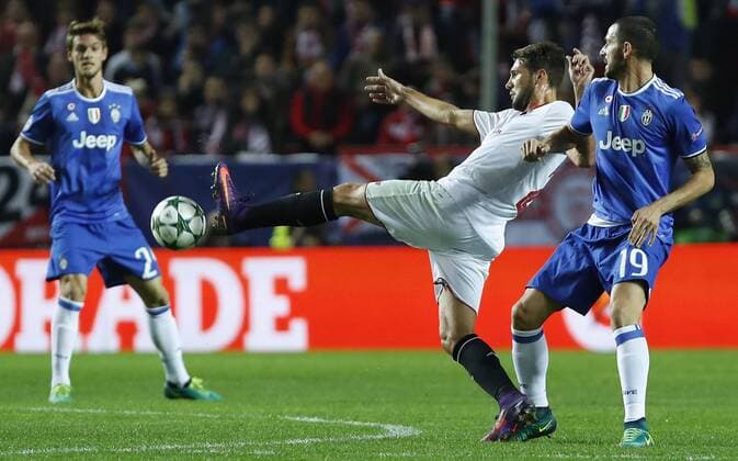 Fußball, CL, FC Sevilla - Juventus Turin Sevilla s Argentinian midfielder Franco Vazquez (C) fights for the ball with Juventus defense Leonardo Bonucci during their UEFA Champions League 5th round match at Ramon Sanchez Pizjuan stadium in Seville, Andalusia, Spain, 22 November 2016. SEVILLA VS. JUVENTUS !ACHTUNG: NUR REDAKTIONELLE NUTZUNG!  SEV001 20161122-636154471269244966