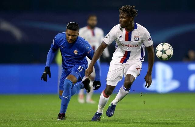 Fußball, CL, Dinamo Zagreb - Olympique Lyon UEFA Champions League, GNK Dinamo vs. Olympique Lyonnais 22.11.2016., Maksimir Stadium, Zagreb, Croatia - UEFA Champions League, Group H, Round 5, GNK Dinamo vs. Olympique Lyonnais. Junior Fernandes, Mapou Yanga Mbiwa. IgorxKralj PIXSELL