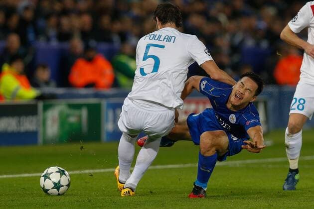 Fußball, CL, Leicester City - FC Brügge Club s Benoit Poulain and Leicester s Shinji Okazaki fight for the ball during a game between British club Leicester City Football Club and Belgian first division soccer team Club Brugge KV, the fifth game of the Champions League group stage competition, in the group G, in Leicester, Great Britain, Tuesday 22 November 2016. BRUNOxFAHY  x04980711x