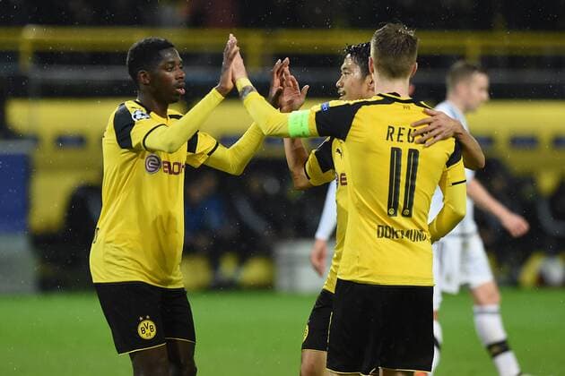 Fußball Champions League Gruppenphase 5. Spieltag Borussia Dortmund - Legia Warschau am 22.11.2016 im Signal Iduna Park in Dortmund Torjubel zum 4:2 durch Ousmane Dembele ( Dortmund ), links - Marco Reus ( Dortmund ), rechts - Shinji Kagawa ( Dortmund ), hinten xRx