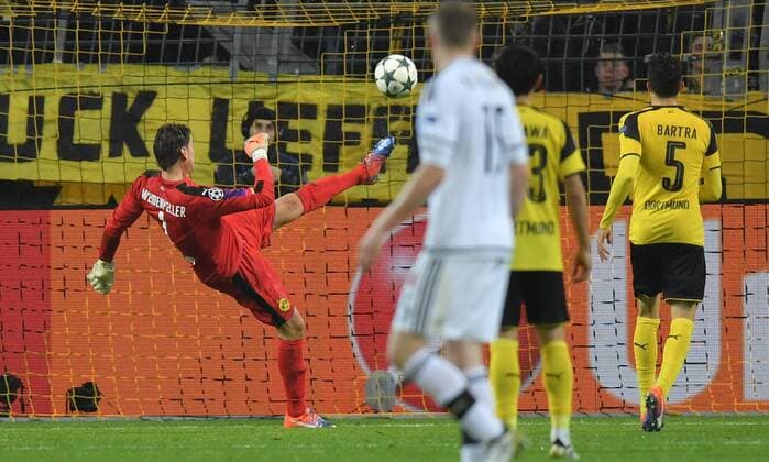 22.11.2016, Fussball UEFA Champions League 2016 17, Vorrunde, 5. Spieltag, Borussia Dortmund - Legia Warschau, Torwart Roman Weidenfeller (Borussia Dortmund) rettet mit einer Fussabwehr
