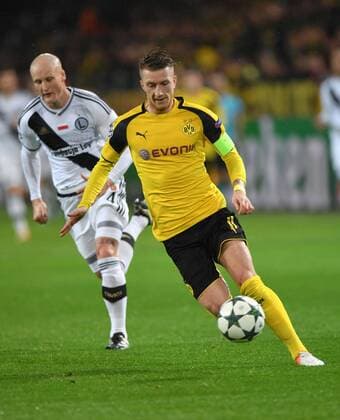 22.11.2016, Fussball UEFA Champions League 2016 17, Vorrunde, 5. Spieltag, Borussia Dortmund - Legia Warschau, Marco Reus (Borussia Dortmund), re., gegen Jakub Czerwinski (Legia Warschau)