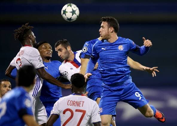 Fußball, CL, Dinamo Zagreb - Olympique Lyon UEFA Champions League, GNK Dinamo vs. Olympique Lyonnais 22.11.2016., Maksimir Stadium, Zagreb, Croatia - UEFA Champions League, Group H, Round 5, GNK Dinamo vs. Olympique Lyonnais. Mapou Yanga Mbiwa, Angelo Henriquez. IgorxKralj PIXSELL
