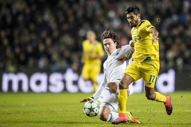 Bilder des Tages - SPORT Fußball, CL, FC Kopenhagen - FC Porto 161122 FC Kopenhagens Thomas Delaney und Portos Jesus Corona - Fußball, Champions League, FC Kopenhagen vs FC Porto.  Copyright: PETTERxARVIDSON BB161122PA020
