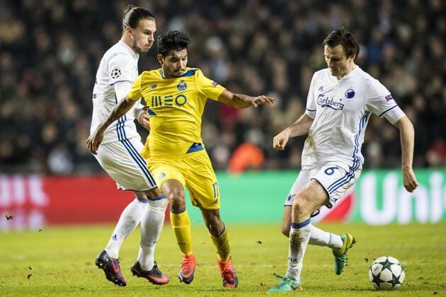 Fußball, CL, FC Kopenhagen - FC Porto 161122 FC Kopenhagens Erik Johansson und William Kvist stoppen Portos Jesus Corona - Fußball, Champions League, FC Kopenhagen vs FC Porto.  Copyright: PETTERxARVIDSON BB161122PA032