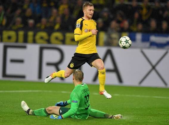22.11.2016, Fussball UEFA Champions League 2016 17, Vorrunde, 5. Spieltag, Borussia Dortmund - Legia Warschau, Marco Reus (Borussia Dortmund) gegen Torwart Radoslaw Cierzniak (Legia Warschau)
