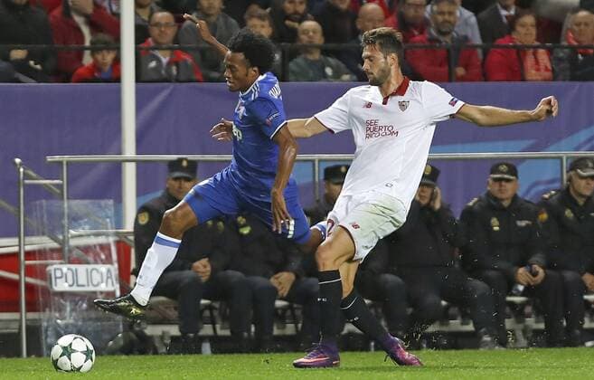 Fußball, CL, FC Sevilla - Juventus Turin Sevilla s Argentinian striker Franco Vazquez (R) fights for the ball with Juventus Colombian defense Juan Guillermo Cuadrado during their UEFA Champions League 5th round match at Ramon Sanchez Pizjuan stadium in Seville, Andalusia, Spain, 22 November 2016. SEVILLA VS. JUVENTUS !ACHTUNG: NUR REDAKTIONELLE NUTZUNG!  SEV001 20161122-636154486142471277