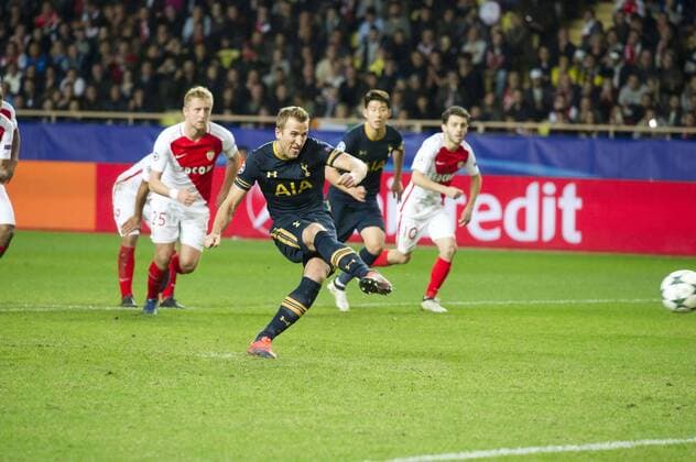 Fußball, CL, AS Monaco - Tottenham Hotspur Football - 2016 2017 UEFA Champions League - Group E: Tottenham Hotspur vs. AS Monaco Harry Kane of Tottenham Hotspurs scores his team s first goal from the penalty spot at the Stade Louis II in Monaco colorsport winston bynorth 