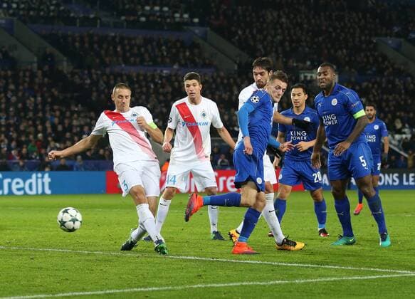 Fußball, CL, Leicester City - FC Brügge Leicester s Jamie Vardy backheels the ball into the back of the net but his goal is disallowed during the Champions League group B match at the King Power Stadium, Leicester. Picture date November 22nd, 2016 Pic David Klein Sportimage EDITORIAL USE ONLY. No use with unauthorised audio, video, data, fixture lists, club league logos or live services. Online in-match use limited to 120 images, no video emulation. No use in betting, games or single club league player publications.