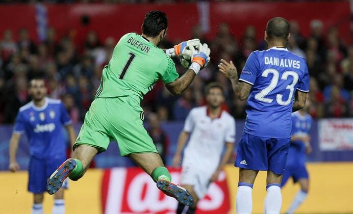Fußball, CL, FC Sevilla - Juventus Turin Juventus goalkeeper Gianluigi Buffon stops a ball during the UEFA Champions League 5th round match between Sevilla and Juventus at Ramon Sanchez Pizjuan stadium in Seville, Andalusia, Spain, 22 November 2016. SEVILLA VS. JUVENTUS !ACHTUNG: NUR REDAKTIONELLE NUTZUNG!  SEV001 20161122-636154492564119966
