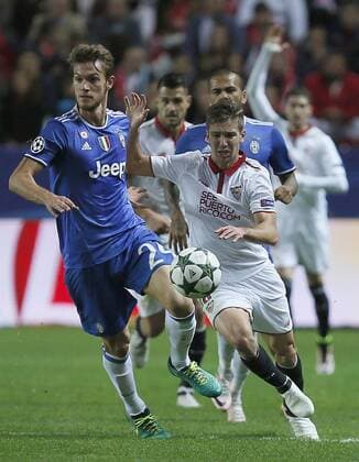 Fußball, CL, FC Sevilla - Juventus Turin Juventus defense Daniele Rugani (L) fights for the ball with Sevilla s Argentinian striker Luciano Vietto during their UEFA Champions League 5th round match at Ramon Sanchez Pizjuan stadium in Seville, Andalusia, Spain, 22 November 2016. SEVILLA VS. JUVENTUS !ACHTUNG: NUR REDAKTIONELLE NUTZUNG!  SEV001 20161122-636154495185231966