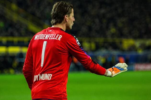 GER, Champions League, Borussia Dortmund vs Legia Warschau 22.11.2016, Signal Iduna Park, Dortmund, GER, Champions League, Borussia Dortmund vs Legia Warschau, im Bild picture shows: Roman Weidenfeller (BVB 1) kehrt zurück in das Tor des BVB, nordphotox xRauch