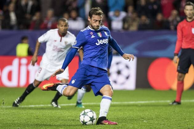 Fußball, CL, FC Sevilla - Juventus Turin November 22, 2016 - Seville, Spain - Claudio Marchisio of Juventus scores the penalty for 1-1 during the UEFA Champions League Group H soccer match between Sevilla FC and Juventus at Estadio Ramon Sanchez Pizjuan Soccer 2016 - Sevilla FC vs Juventus - ZUMAa142 20161122_zap_a142_003