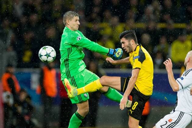 Fußball, CL, Borussia Dortmund - Legia Warschau Bilder des Tages - SPORT Dortmund, Germany 22.11.2016, UEFA Champions League - 2016 17 Season, Group F - Matchday 5, BV Borussia Dortmund - Legia Warschau, Torwart Radoslaw Cierzniak (LW) gegen Nuri Sahin (BVB) im zweikampf, TOR zum 3:1 ( DeFodi001